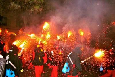 Viva Cataluña: Fiesta del Correfoc (correr detrás del fuego) desde Barcelona
