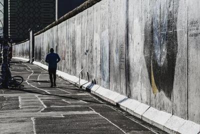 Visita guiada a pie de la Guerra Fría en Berlín detrás del muro Visita guiada a pie de la Guerra Fría en Berlín detrás del muro