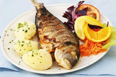 Tour en bicicleta con pescado y vino a la parrilla