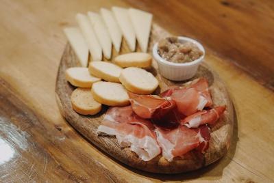 Haga su propio queso ricota con una degustación local de los alimentos y vinos de nuestra familia.