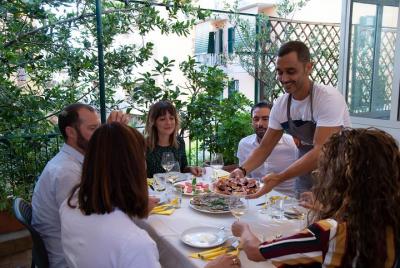 Cena privada: cena tradicional romana de 4 platos con un local