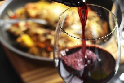 Cata de vinos en Roma con deliciosas carnes y quesos.