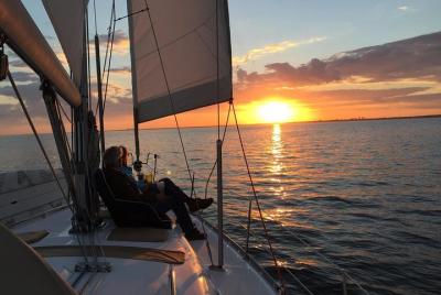 Tour privado de 3 horas en velero al atardecer o al día para hasta 6 personas. bebidas y snacks