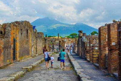 Explore Nápoles, Pompeya y Amalfi: tour de varios días