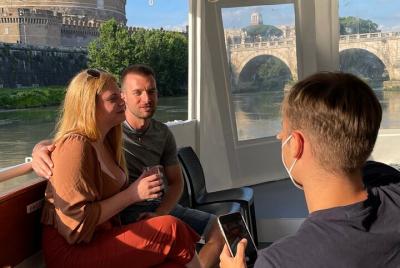 Paseo en barco con aperitivo y cena en un exclusivo restaurante a orillas del río.