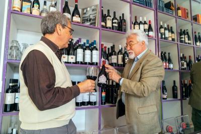 Tour en grupos pequeños Wine Shopping Tour con un sumiller para los lugareños