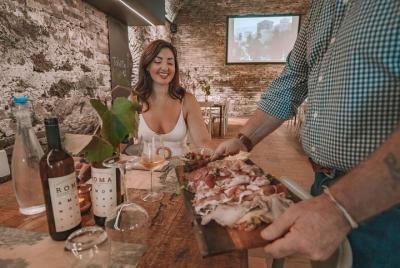 Campiña romana Comida y cata de vinos en una bodega medieval