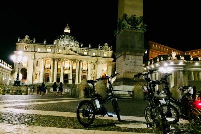 Recorrido de Roma por la noche en bicicleta eléctrica con comida y cata de vinos