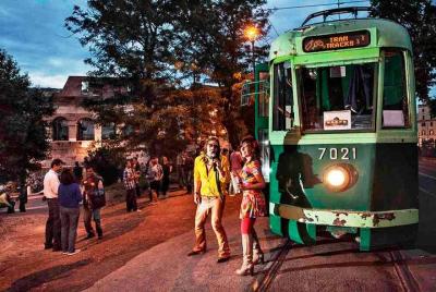Visita a Roma en tranvía antiguo con vino