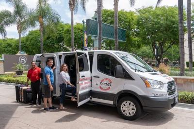 Traslado de ida y vuelta privado desde el aeropuerto: desde el aeropuerto John Wayne a los hoteles de Anaheim Traslado de ida y vuelta privado desde el aeropuerto: desde el aeropuerto John Wayne a los hoteles de Anaheim