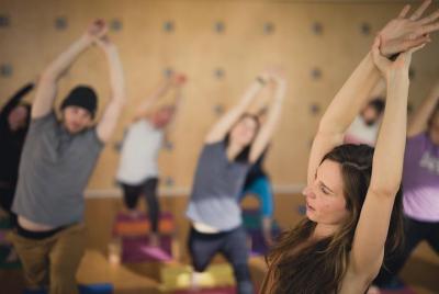 Clase privada virtual de yoga grupal: conéctese con su equipo, recargue y descanse