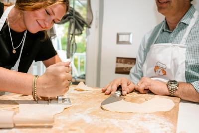 Comparte tu Pasta Love: grupo pequeño de clases de pasta y tiramisú en Milán Comparte tu Pasta Love: grupo pequeño de clases de pasta y tiramisú en Milán