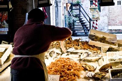 Comida callejera en grupo pequeño en Venecia