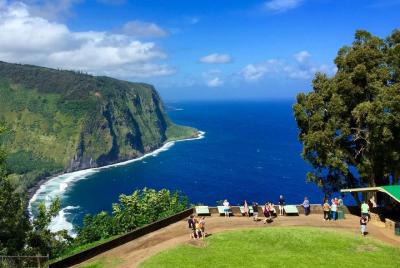 Recorrido por las cataratas de Isla Grande desde Kona: Valle de Waipio, costa de Hamakua y cataratas de Akaka Recorrido por las cataratas de Isla Grande desde Kona: Valle de Waipio, costa de Hamakua y cataratas de Akaka
