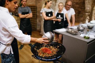 Clase de cocina de paella en Barcelona con chef profesional y almuerzo