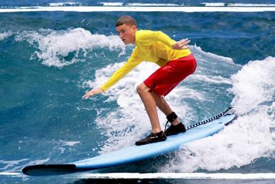 Clase de surf para grupos pequeños en Isla Grande