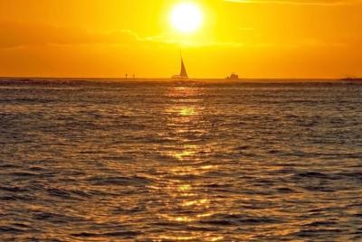 Navegación al atardecer por la costa de Kona-Kohala en catamarán desde Waikoloa Navegación al atardecer por la costa de Kona-Kohala en catamarán desde Waikoloa