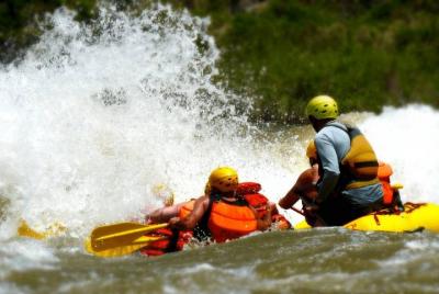 Excursión de medio día a Royal Gorge Rafting (¡uso GRATUITO de traje de neopreno!) - Clase IV ¡Diversión extrema! Excursión de medio día a Royal Gorge Rafting (¡uso GRATUITO de traje de neopreno!) - Clase IV ¡Diversión extrema!