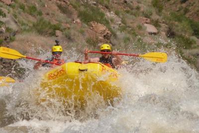 Viaje de rafting de Royal Gorge de medio día (¡uso de traje de neopreno GRATIS!) - Clase IV ¡Diversión extrema! Viaje de rafting de Royal Gorge de medio día (¡uso de traje de neopreno GRATIS!) - Clase IV ¡Diversión extrema!