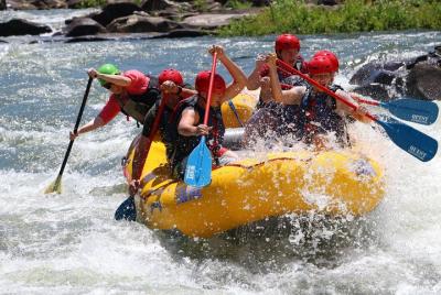 Tour completo de aventura de rafting en el río Ocoee