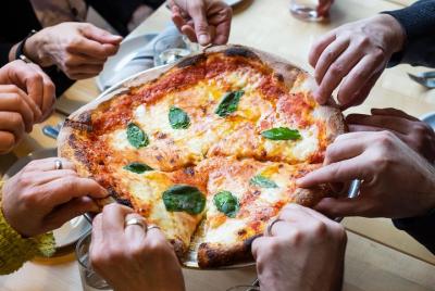 Sábado Chicago, historia de pizza y degustaciones en autobús