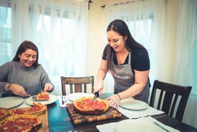 Aprende a hacer pizza profunda de Chicago con un local