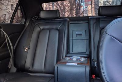 Traslado del sedán en la acera del aeropuerto O`Hare al centro de Chicago