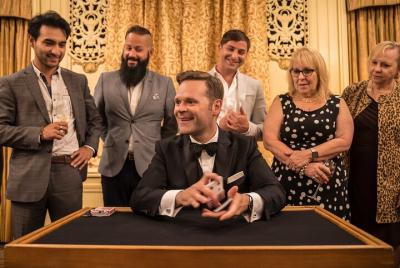 Entrada al salón de magia protagonizada por Dennis Watkins