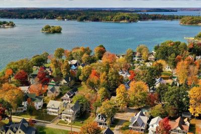 Crucero al atardecer de otoño en las 1000 islas