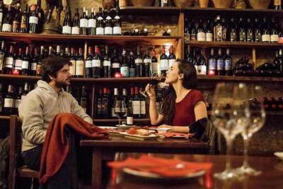 Visita a pie de cata de vinos y tapas para grupos pequeños