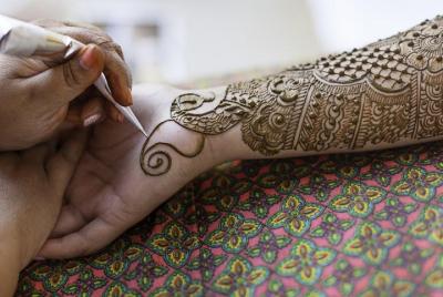 MARRUECOS ARTÍSTICOS: tatuaje tradicional de henna con una dama bereber local