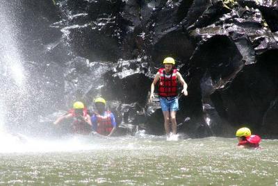 Nadar por debajo de las cataratas Victoria Sprays Plus Zambezi Rafting