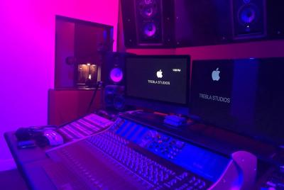 Grabación de karaoke dentro de un estudio de grabación profesional Grabación de karaoke dentro de un estudio de grabación profesional