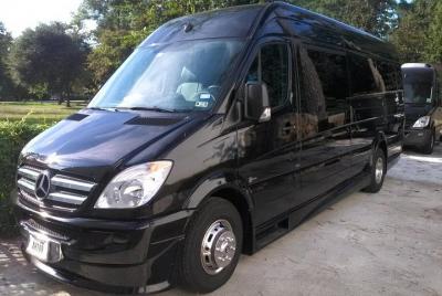 Salida Traslado privado de la ciudad de Denver al aeropuerto de Denver DEN en minibús