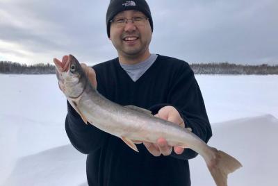 Expedición de pesca en hielo de Fairbanks en una cabina climatizada con cocción de pescado