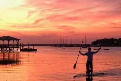 Tour de paddleboard al atardecer con delfines