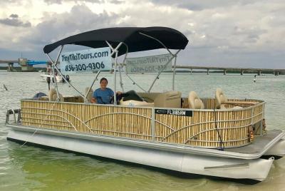 Excursión privada de medio día a la playa en barco Tiki desde Fort Myers Excursión privada de medio día a la playa en barco Tiki desde Fort Myers