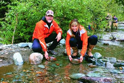 Excursión por la costa de Juneau: Tour combinado con criba de oro y degustación de salmón al horno Excursión por la costa de Juneau: Tour combinado con criba de oro y degustación de salmón al horno