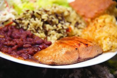 Degustación de un salmón de Alaska en Juneau Degustación de un salmón de Alaska en Juneau