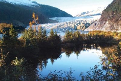 Excursión de un día en Juneau: Glaciar Mendenhall, avistamiento de ballenas y degustación de salmón al horno Excursión de un día en Juneau: Glaciar Mendenhall, avistamiento de ballenas y degustación de salmón al horno