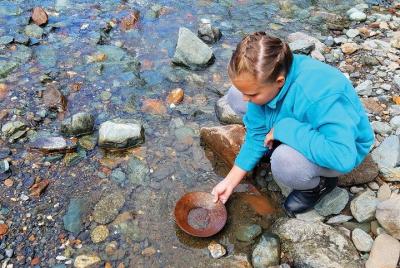 Descubrimiento de oro en Juneau: Minas de oro y criba de oro con batea en Gold Creek desde Juneau Descubrimiento de oro en Juneau: Minas de oro y criba de oro con batea en Gold Creek desde Juneau