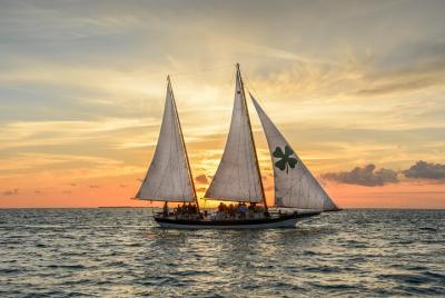 Key West Premium Sunset Sail a bordo de Schooner con Hors D'oeuvres y Full Bar