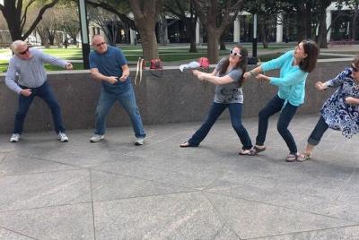 Explora Knoxville con una búsqueda del tesoro única de Zombie Scavengers