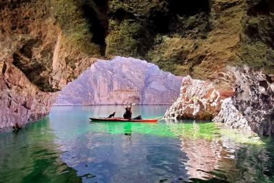 Tour guiado en kayak de medio día por el río Colorado para grupos pequeños Tour guiado en kayak de medio día por el río Colorado para grupos pequeños