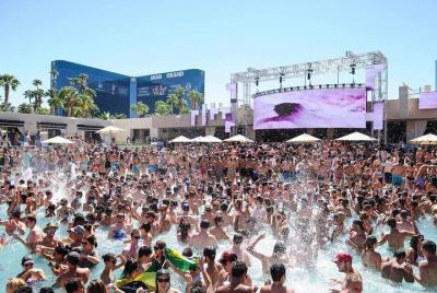 La fiesta en la piscina de Las Vegas se arrastra en autobús de fiesta con entrada de pase rápido La fiesta en la piscina de Las Vegas se arrastra en autobús de fiesta con entrada de pase rápido