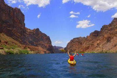 Excursión de un día en kayak por el río Colorado desde Las Vegas Excursión de un día en kayak por el río Colorado desde Las Vegas