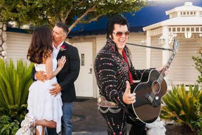 Boda o renovación de votos con temática de Elvis en la mundialmente famosa capilla nupcial Graceland Boda o renovación de votos con temática de Elvis en la mundialmente famosa capilla nupcial Graceland