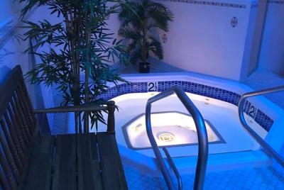 Paquete spa de día para parejas, jacuzzi y sauna con masaje de 1 hora Paquete spa de día para parejas, jacuzzi y sauna con masaje de 1 hora