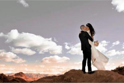 Boda en el Valle de Fuego con limusina privada Boda en el Valle de Fuego con limusina privada