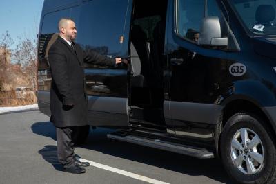 Traslado privado para llegadas al aeropuerto de la ciudad de Nueva York en Luxury Sprinter EWR JFK LGA Traslado privado para llegadas al aeropuerto de la ciudad de Nueva York en Luxury Sprinter EWR JFK LGA
